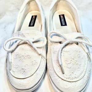 US Polo Assn Women Vintage boat deck shoe, white lace with tie, grip sole, sz9.5